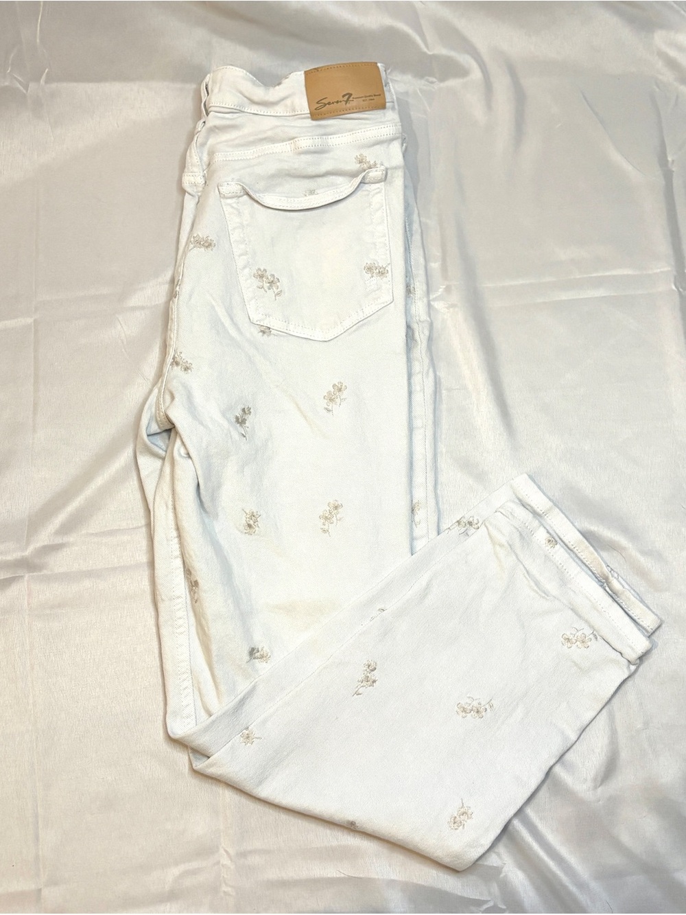 Seven7 White Straight Leg Jeans with Beige Embroidered Motifs - Picture 4 of 4